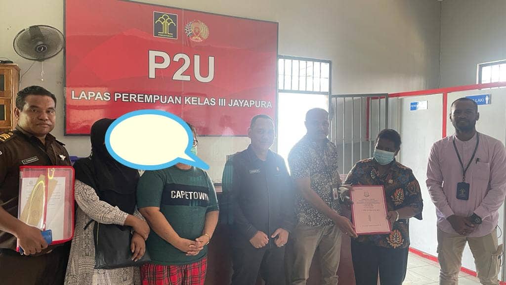 Tim eksekutor Kejaksaan Negeri Timika saat menyerahkan dua terpidana korupsi.