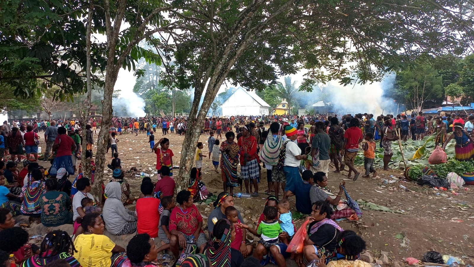 Kegiatan bakar batu syukuran konferensi ke-3 GKII daerah Kwamki Narama.