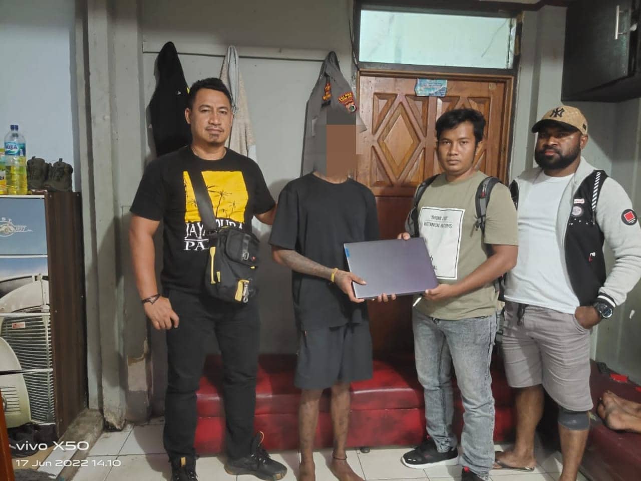 Ilustrasi berita Papua: Tim Resmob Numbay Tangkap Pencuri Laptop di Kantor Bulog Papua, Pelaku Tukar Barang Bukti Dengan Ganja
