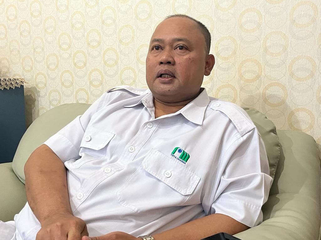 Direktur PDAM Jayapura, Entis Sutisna