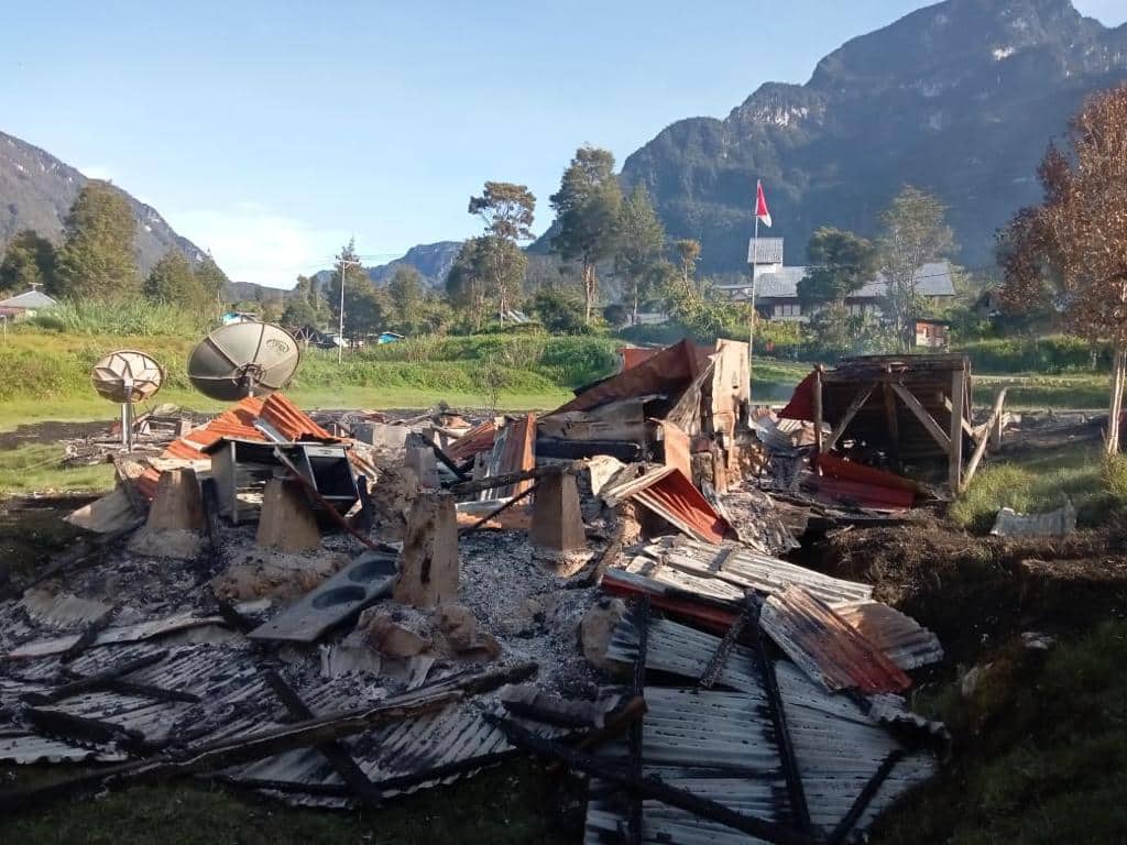 Ilustrasi berita Papua: Aparat Gabungan TNI-Polri Tangkap Dua Terduga Pelaku Pembakaran Kantor Distrik Abenaho Yalimo