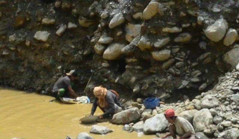 Aktivitas penambangan emas ilegal di Kampung Wasirawi, Distrik Masni, Kabupaten Manokwari, Papua Barat.
