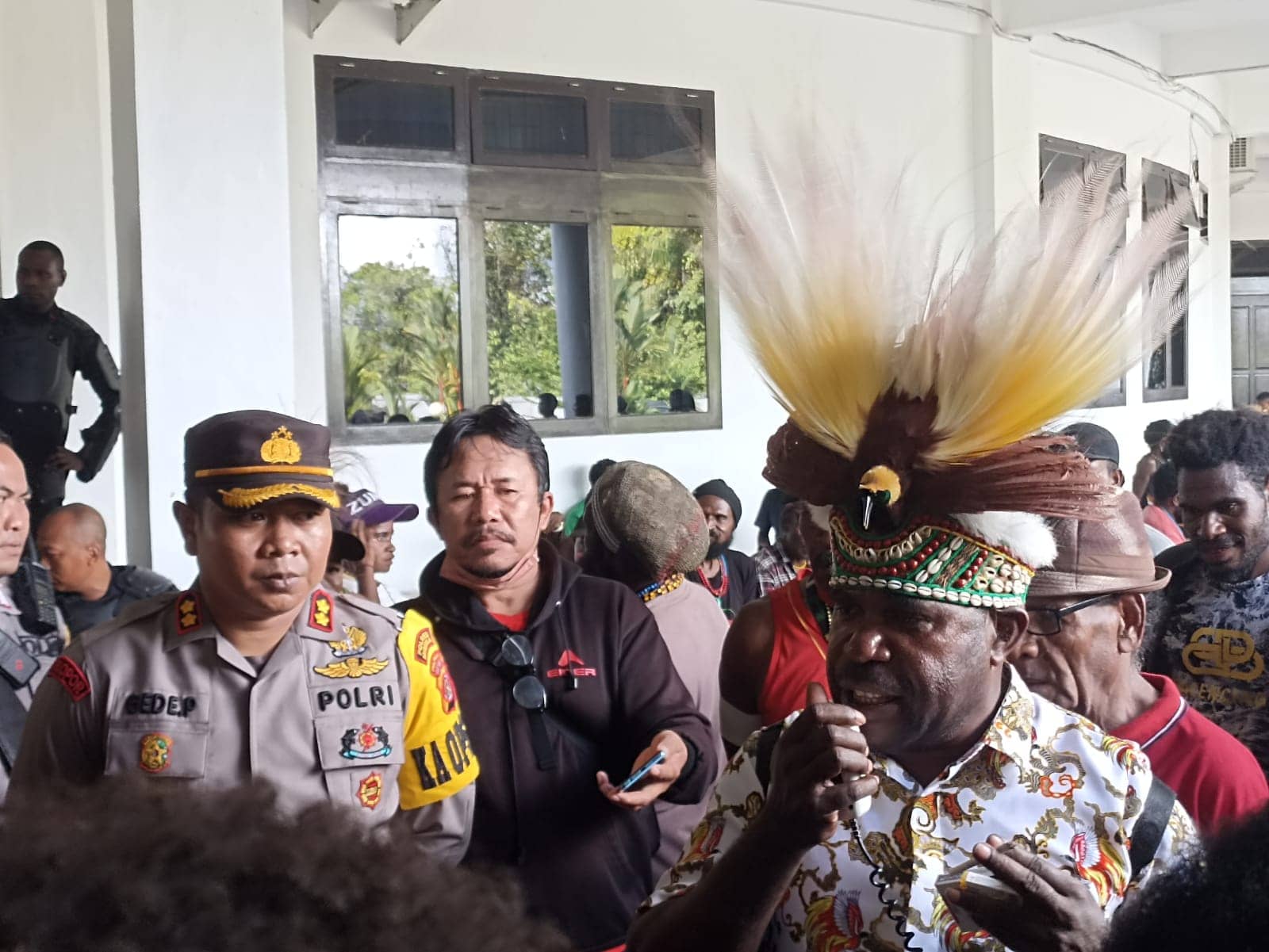 Agustinus Anggaibak saat berorasi depan gedung DPRD Mimika.