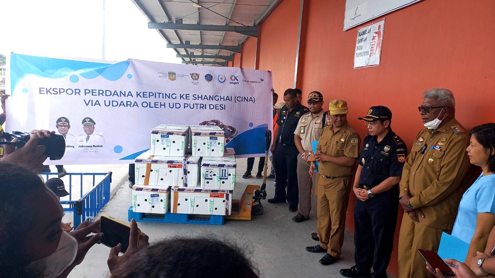 Ekspor perdana karaka dari Timika menuju Provinsi Sanghai Cina.