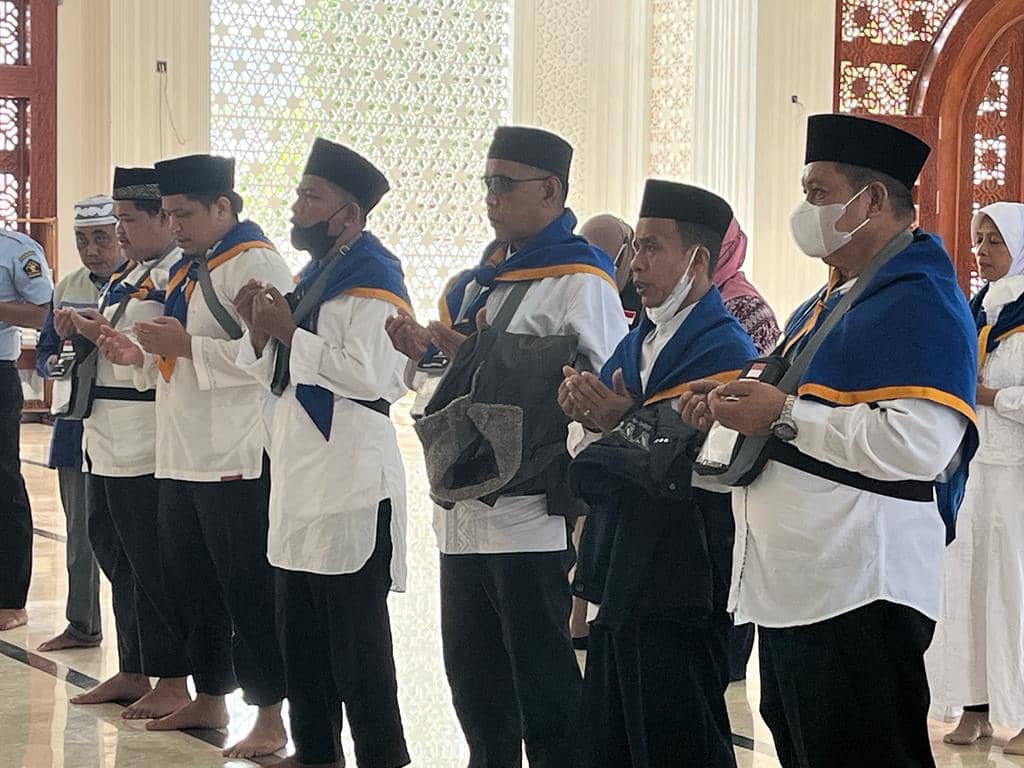 Jamaah calon haji saat menggelar doa bersama di Masjid Alqsha Sentani