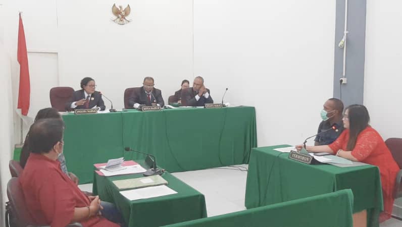 Suasana Sidang Penyelesaian Sengketa Informasi (PSI) dengan Sengketa Register Nomor: 015/XI/KI-PAPUA-PS/2021, antara Perkumpulan Pemantau Keuangan Negara (PKN) sebagai pemohon terhadap Pemerintahan Kampung Holtekamp sebagai termohon, berhasil selesai dengan keputusan mediasi. (Foto Dok KI Papua)