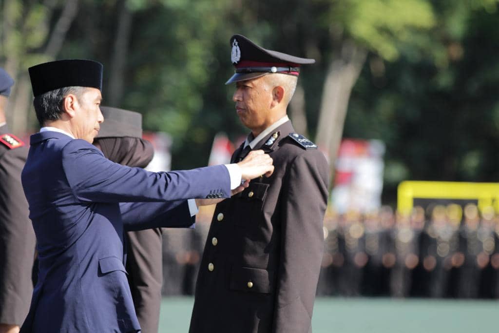 Presiden Joko Widodo (Jokowi) menganugerahi tanda kehormatan Bintang Bhayangkara Nararya saat menyematkan tanda penghargaan