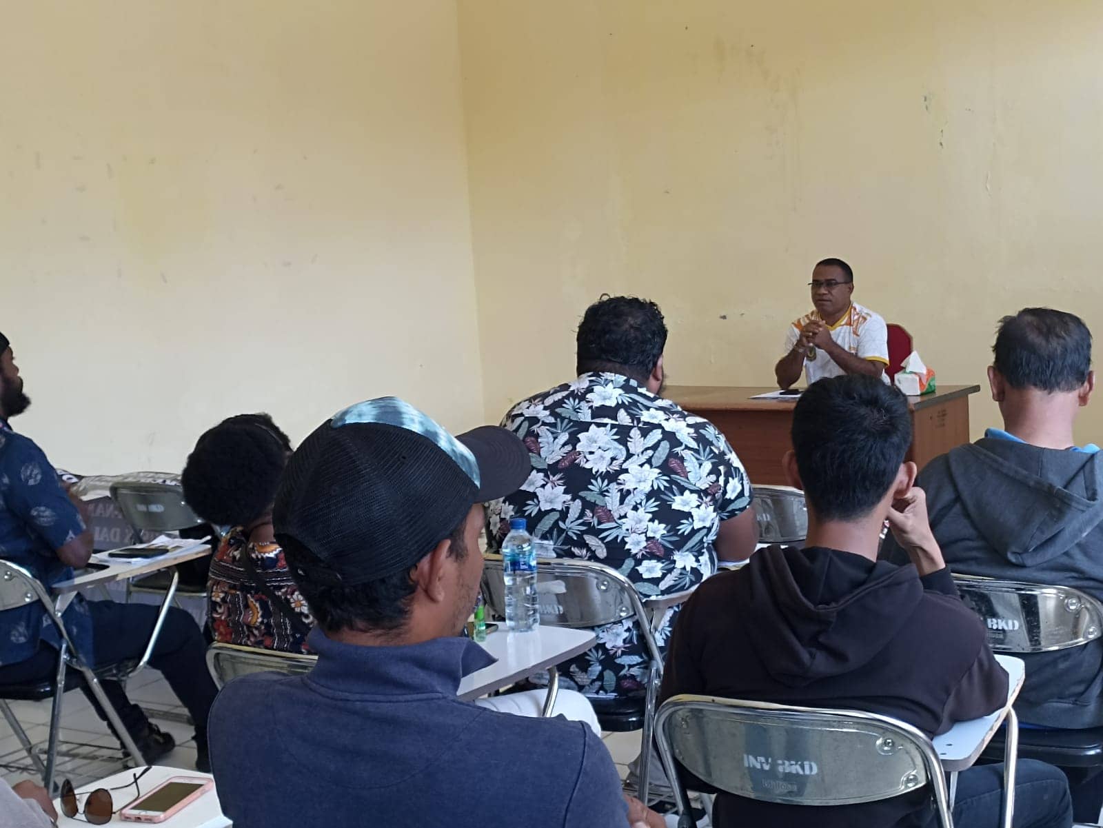 Foto: Febri Kepala BKPSDM Kabupaten Mimika, Ananias Faot saat bertatap muka dengan perwakilan honorer.