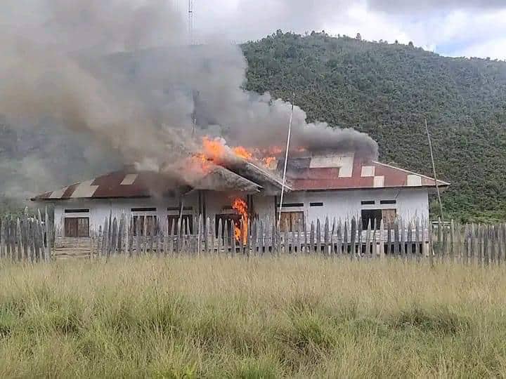 Ilustrasi berita Papua: Flash News: Kantor Distrik Yatamo Kabupaten Paniai Dibakar