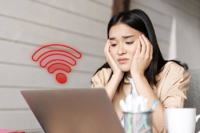 Ilustrasi Internet Lemot Menghambat Pekerjaan