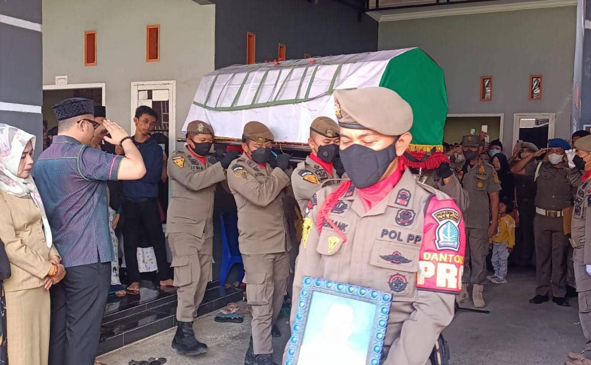 Ilustrasi berita Nasional: Kasatpol PP Pimpin Upacara Pelepasan Jenazah Andi Sakti Anggota Satpol PP Bone