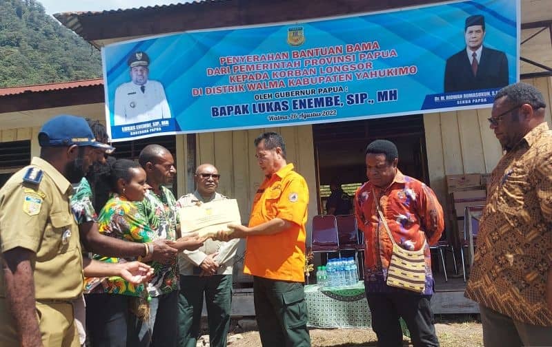 Sekretaris Daerah Provinsi Papua Muhammad Ridwan Rumasukun saat menyerahkan bantuan kepada Kepala Distrik Walma Yaseki Iksomon di halaman Kantor Distrik Walma, Kabupaten Yahukimo, Papua, Jumat (26/8)