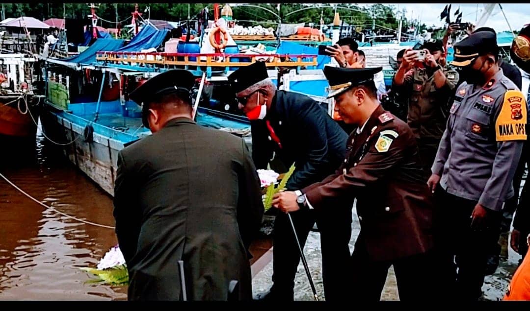 Foto: Mas Wabup Kabupaten Mimika, Johannes Rettob bersama Forpimda Mimika saat melaksanakan tabur bunga di Pelabuhan Pendaratan Ikan Pomako.