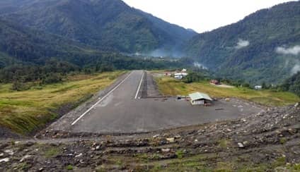 Lapangan Terbang Perintis Aroanop dibangun oleh Freeport Indonesia dengan panjang landasan 461 meter dan lebar 18 meter serta berada di ketinggian 2.200 mdpl.