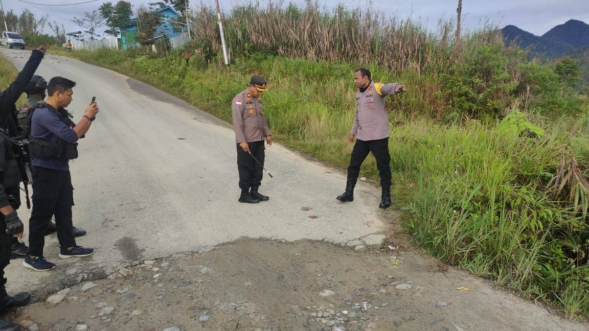 Ilustrasi berita Papua: Breakingnews: Dua Pemuda Ditembak di Jalan Trans Nabire-Enarotali, Pelaku Masih..