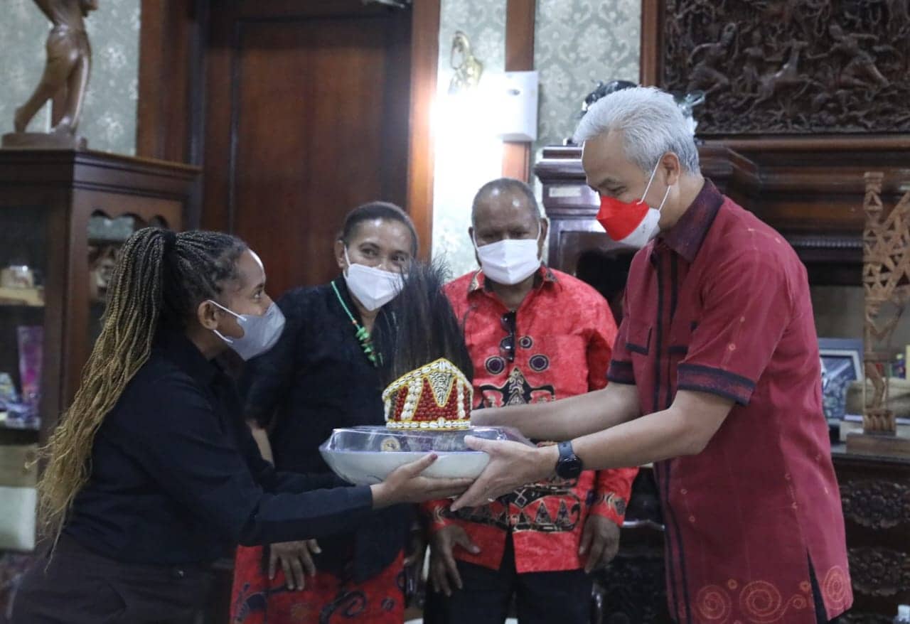 Ilustrasi berita Papua: Silviana Indira Wopari Mahasiswa Asal Papua Selesaikan Studi S2 Berkat Bantuan Ganjar Pranowo