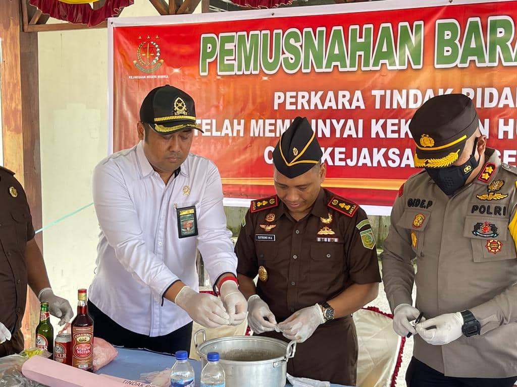 Ilustrasi berita Mimika: Kejari Mimika Musnahkan Barang Bukti Termasuk Narkoba dan Ratusan Karton Bir Anker, Kajari: BB Amunisi Kita Serahkan ke Brimob