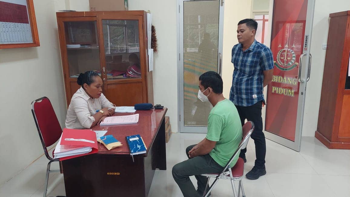 Caption : Tersangka R saat diperiksa Kasipidum Kejari Mimika di Jalan Agimuga Mile 32. Foto: Istimewa.