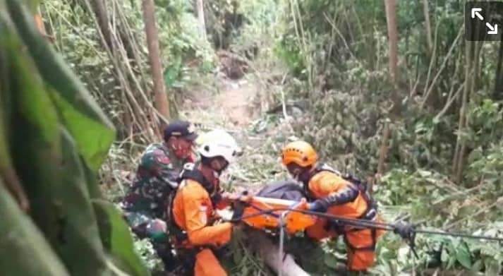 Ilustrasi berita Papua: Mobil Toyota Hilux Terjun ke Jurang Sedalam 75 Meter di Manokwari, Satu Penumpang Tewas