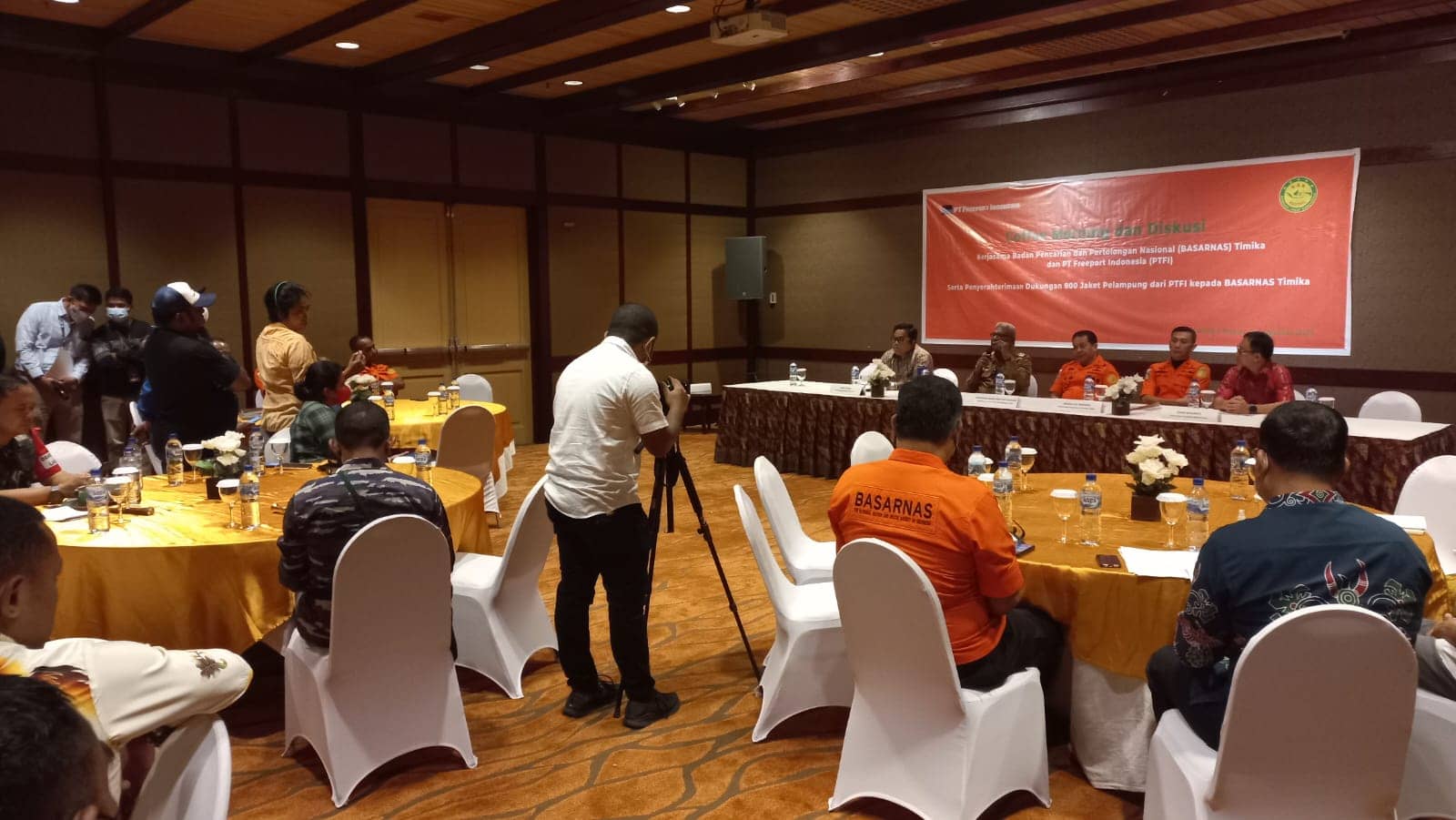 Wakil Bupati Mimika, Johannes Rettob sedang menjawab pertanyaan wartawan, didampingi Wakil Presiden Bidang Keselamatan dan Kesehatan Kerja PTFI, Eman Widijanto bersama Kepala Basarnas Timika, George Mercy Randang, dab Deputi Operasi Kesiapsiagaan BASARNAS Pusat, Laksamana Muda Eko Suyatno Ribut.