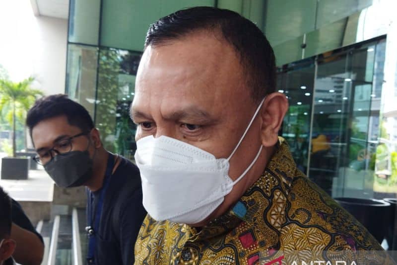 Ilustrasi berita Papua: KPK: Ricky Ham Pagawak Larikan Diri ke Papua Nugini Bawa Tiga Tas