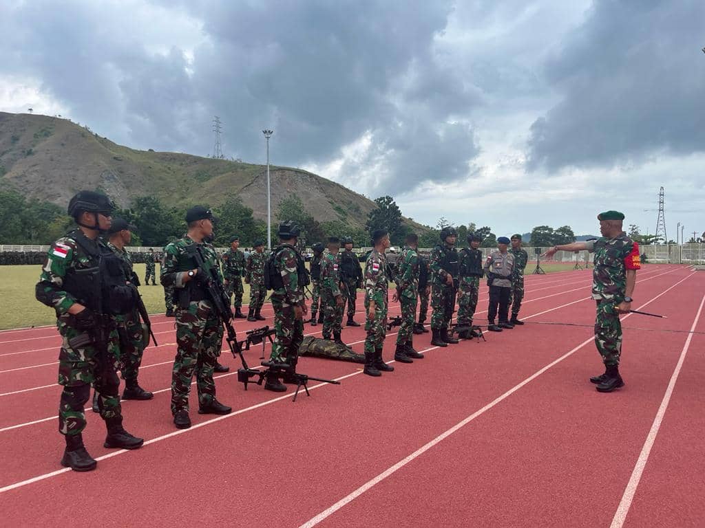 Foto: HSB Danrem 172/PWY Brigjen TNI JO Sembiring saat memimpin apel pasukan.