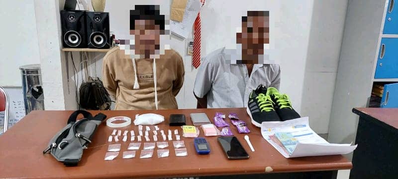 Foto: Dok. Munandi (kiri) saat diamankan polisi pada Juni 2022 lalu, pria ini melibatkan istri sirinya dalam transaksi Narkoba jenis sabu.