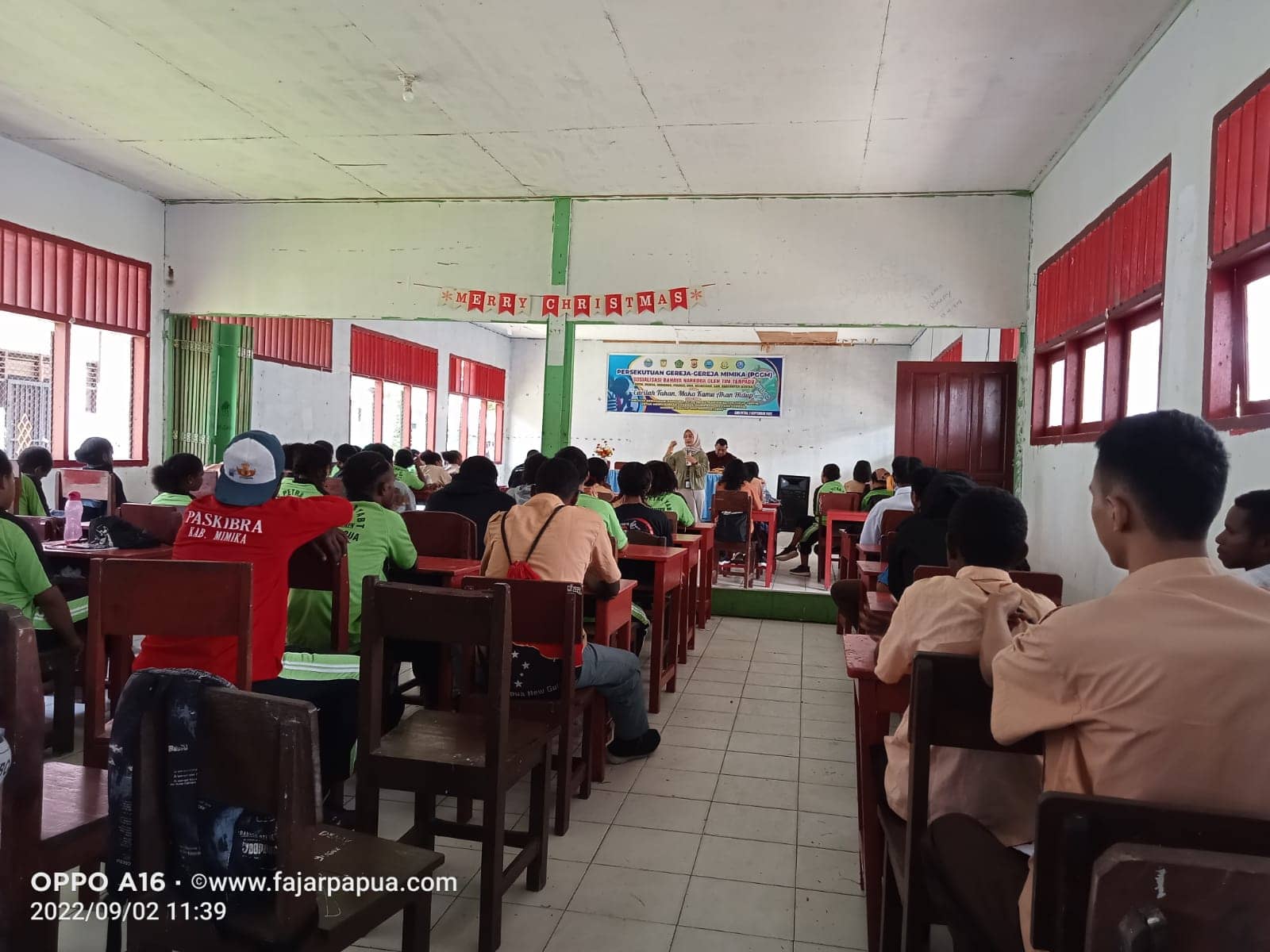 Foto: Edy Para pelajar saat mengikuti sosialiasi bahaya Narkoba di SMK Petra- YABT yang dilaksanakan oleh PGGM dan tim terpadu.