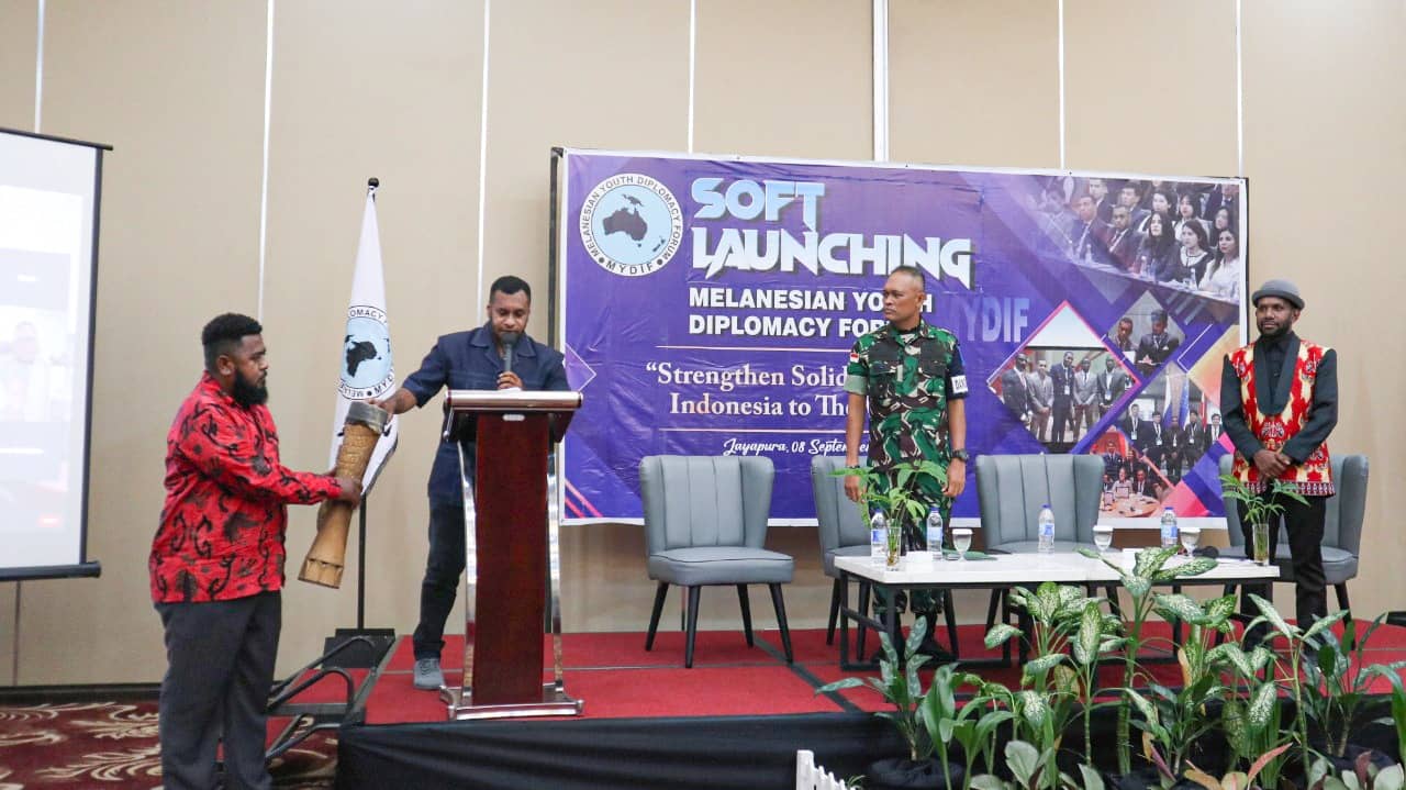 Foto: HSB Ketua LIRA Papua,. Steve RA Mara saat membuka soft launching Forum Diplomasi Pemuda Melanesia Wilayah Pulau Pasifik di Jayapura.