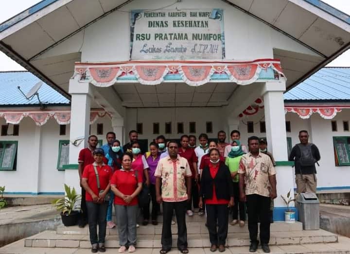 Foto: Istimewa Bupati Biak Numfor, Herry Ario Naap berpose bersama Direktur dan Pegawai RSU Pratama Numfor.