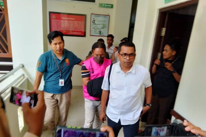 Tersangka JT saat digiring petugas Kejaksaan Negeri Sorong menuju ke Lapas, Jumat (9/9/2022).
