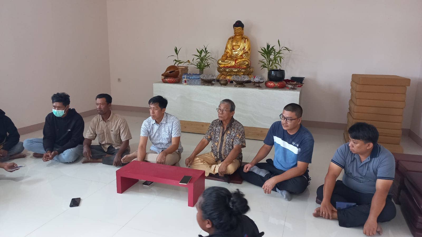 Agus (paling kiri jaket hitam) saat menyampaikan permohonan maaf didampingi pengurus Yayasan Bondhi Timika dan Panitia Pembangunan Vihara SP 6.