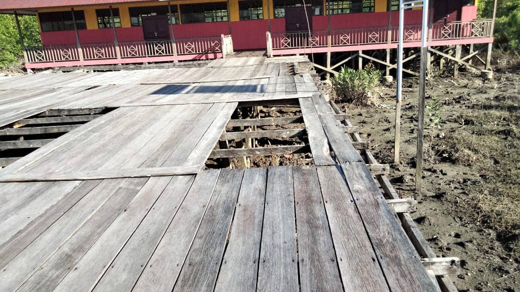 Ilustrasi berita Mimika: Kayu Mulai Lapuk, Kondisi Sekolah Satu Atap Pomako Memprihatinkan, Murid Didominasi Anak Kamoro