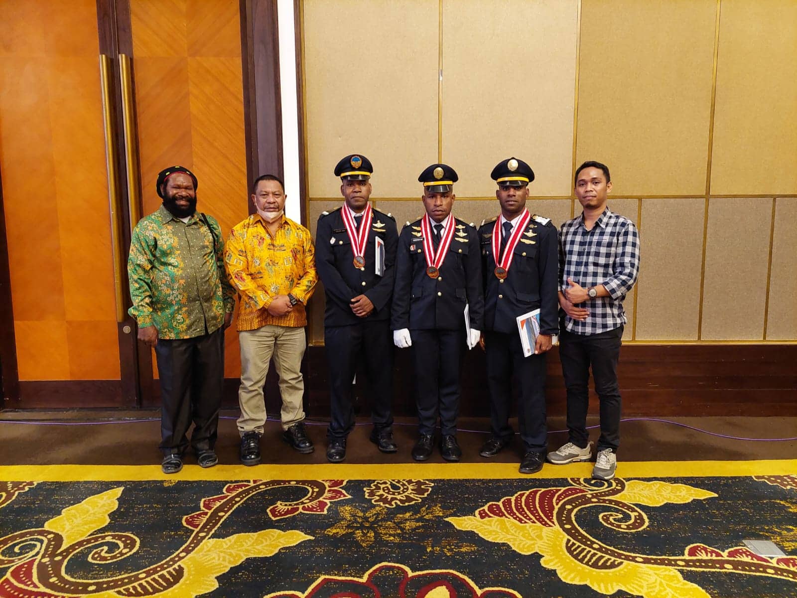 Ilustrasi berita Mimika: Mikel Waoteyau, Putra Kamoro Pertama Catat Rekor Lulus Sekolah Pilot, Dua dari Amungme