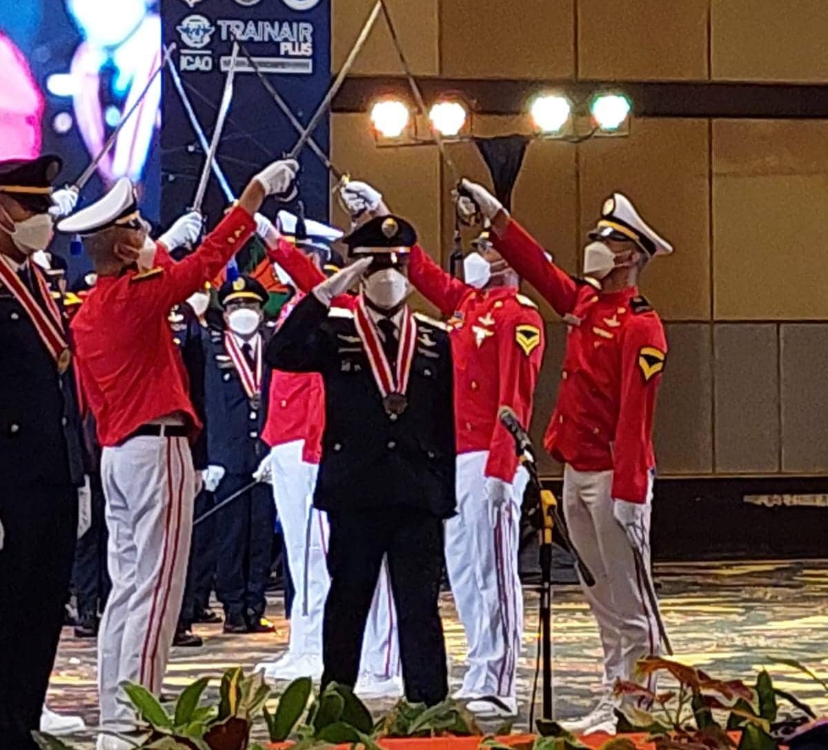 Ilustrasi berita Mimika: Orang Tua Bangga Anak Wisuda Jadi Pilot, Yelinus Mom : Saya Tidak Pernah Membayangkan Sebelumnya
