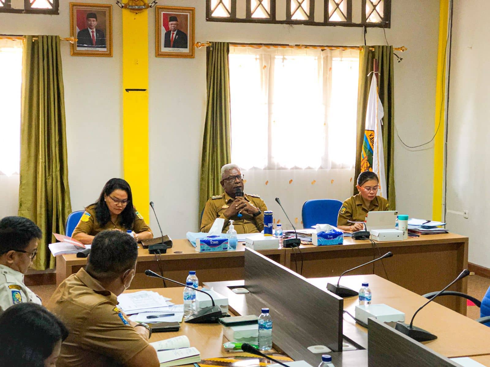 Plt Bupati Mimika, Johannes Rettob saat memimpin rapat evaluasi penyerahan APBD TA 2022.