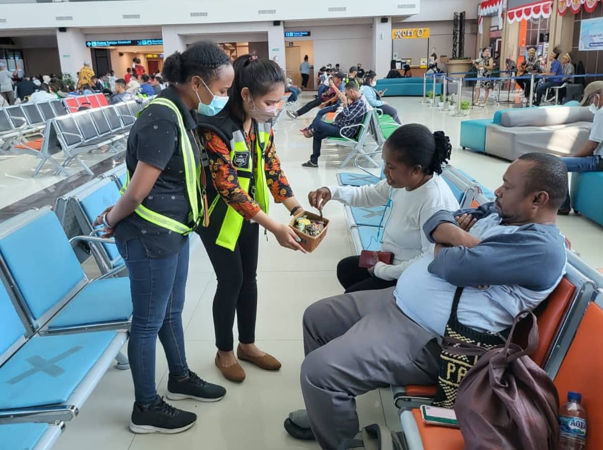 Ilustrasi berita Papua: Sambut Hari Pelanggan Nasional, Bandara Sentani Bagikan Souvenir Bagi Pengguna Jasa Penerbangan