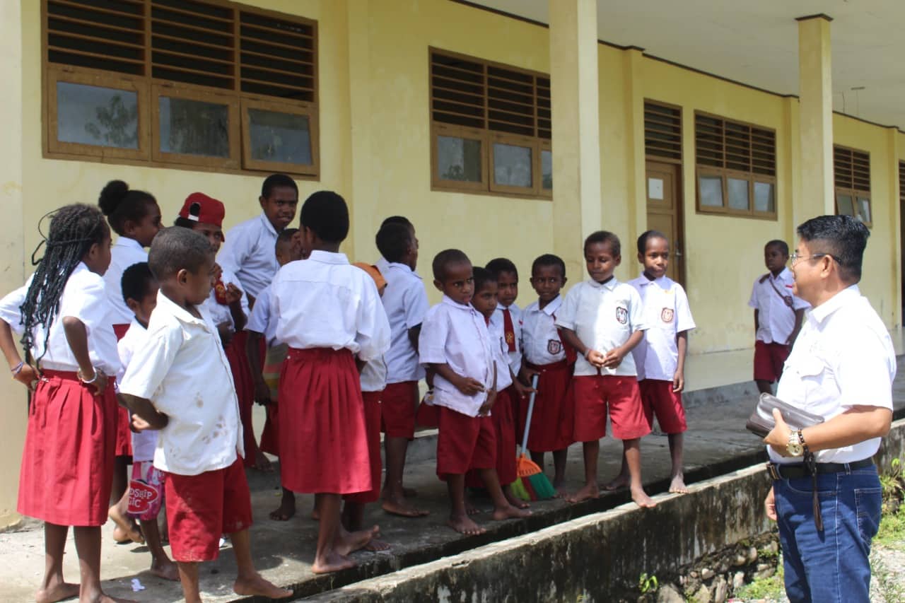 Ilustrasi berita Mimika: Didominasi Anak Yatim, Murid SD Negeri 9 Timika ke Sekolah Tanpa Alas Kaki, Dewan Prihatin Sumbang 40 Pasang Sepatu