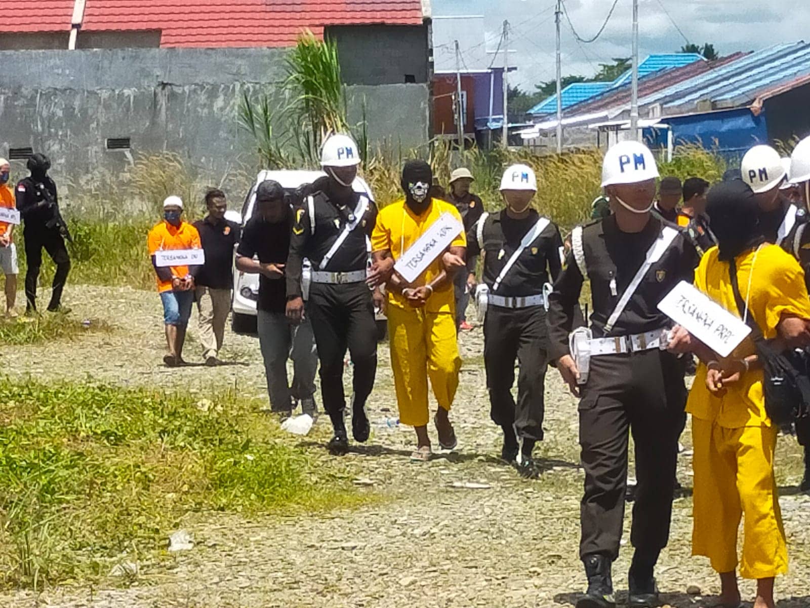 Foto: Mustofa Personil Denpom Timika terlihat saat mengawal oknum anggota TNI yang terlibat dalam pembunuhan dan mutilasi saat pelaksanaan rekontruksi di Jalan Budi Utomo Ujung.