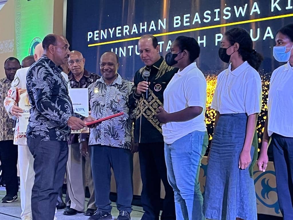 Foto: Istimewa Kepala BNPT yang juga mantan Kapolda Papua, Boy Rafli Amar (pegang mic) saat memimpin penyerahan beasiswa kepada pemuda-pemudi Papua.