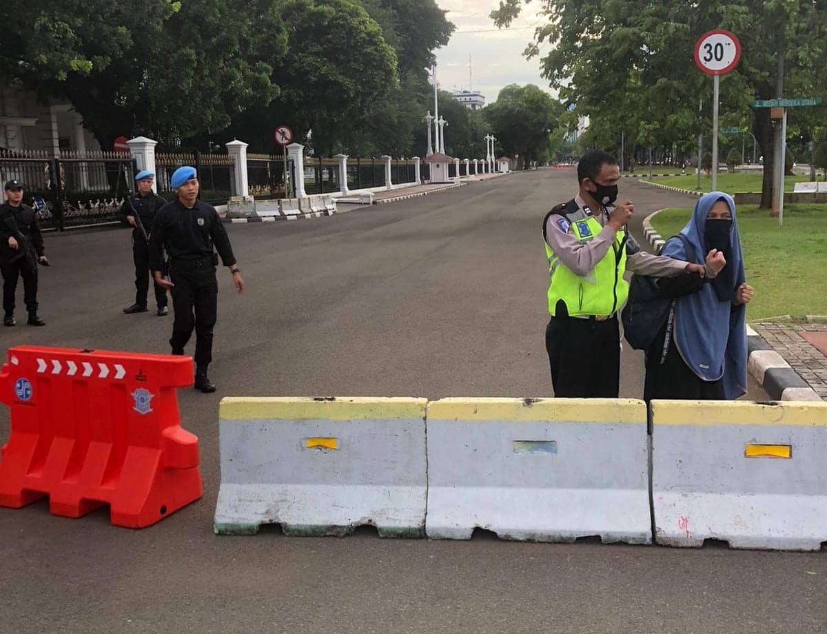 Ilustrasi berita Nasional: Todong Senjata ke Paspampres, Seorang Perempuan yang Diduga Hendak Serobot Istana Presiden RI Dibekuk