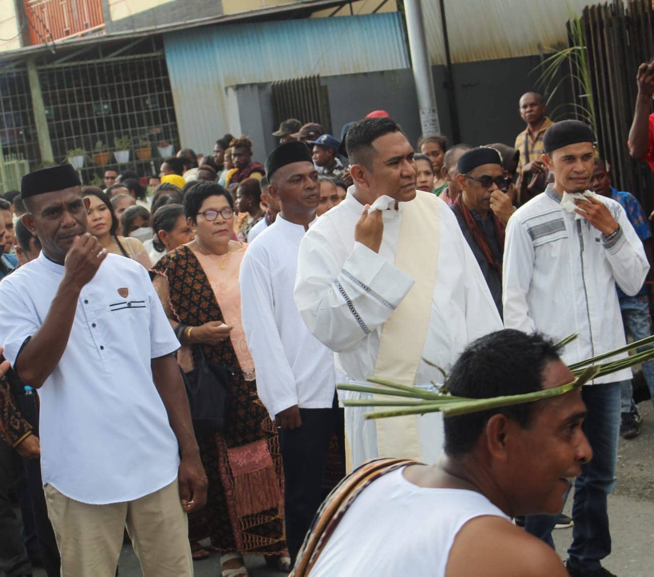 Ilustrasi berita Mimika: Umat Muslim Lamaholot Timika Ikut Arak Diakon Richardus Menuju Gereja Sempan untuk Ditahbiskan Jadi Imam