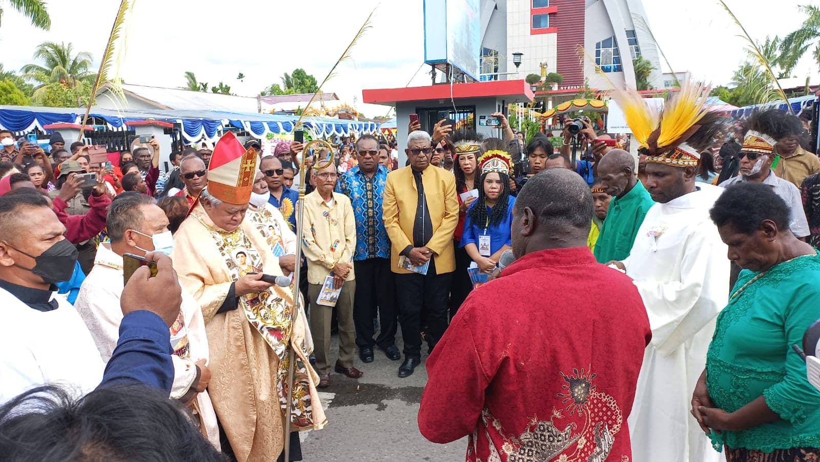 Salah satu diakon asli Kamoro, Theodorus Yoseph Tepa OFM diserahkan keluarga kepada gereja melalui Uskup Mgr Hilarion Datus Lega, Pr untuk ditahbiskan menjadi imam.