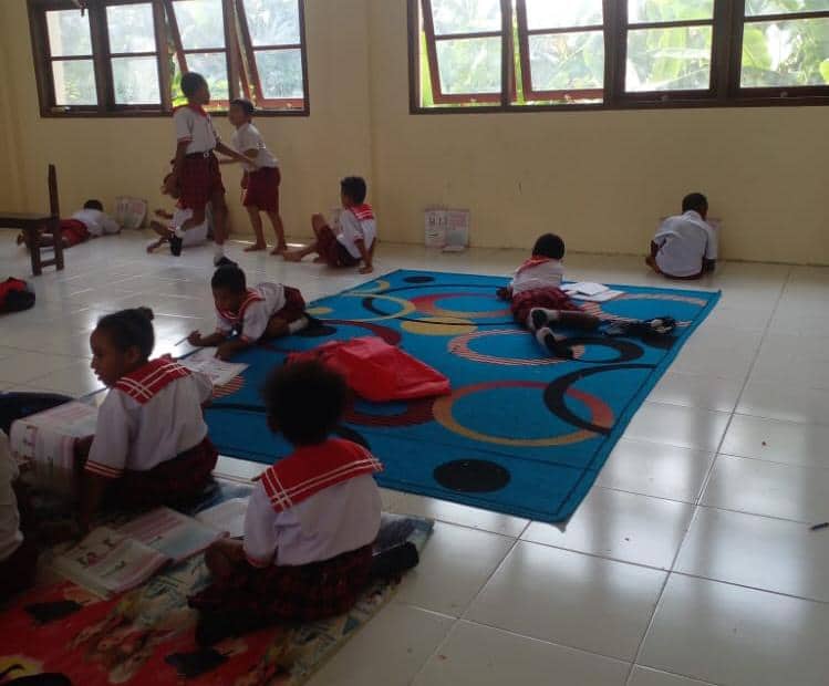 Ilustrasi berita Papua: Miris! Tidak Memiliki Meja Kursi, Ratusan Siswa SDN Sentani Terpaksa Belajar di Lantai