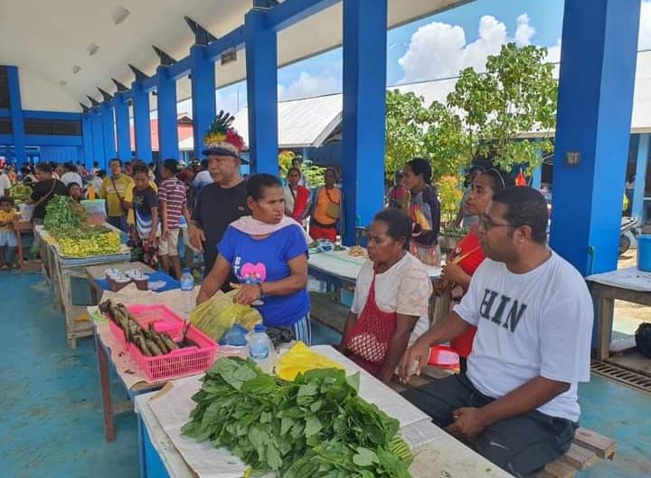 Ilustrasi berita Papua: Jaring Aspirasi Warga, Bupati Biak Numfor Temui Mama Mama Penjual Sayur dan Ikan di Pasar Bosnik