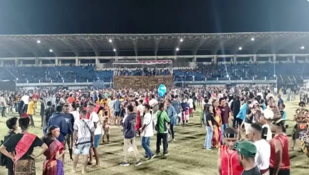 Ilustrasi berita Papua: Tarian Kolosal Nusantara dan Lemon Nipis Goyang Malam Penutupan KMAN VI, Masyarakat dan Peserta Larut Dalam Kegembiraan
