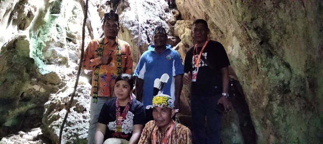 Ilustrasi berita Papua: Berwisata ke Goa Jepang di Kampung Dondai, Peserta Asal Kalimantan Panjatkan Doa