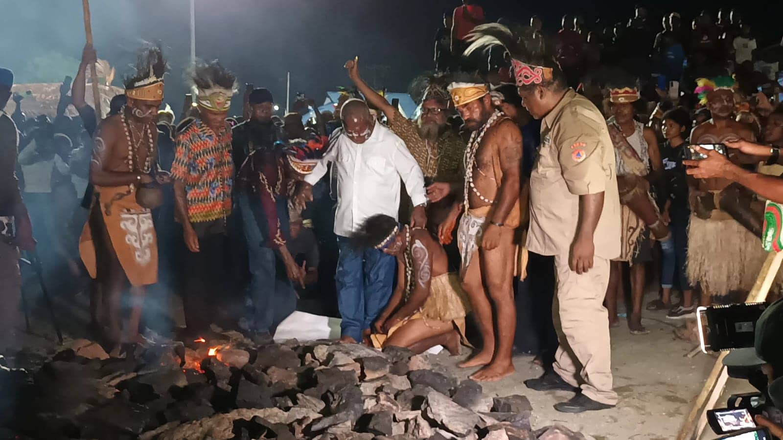 Ilustrasi berita Papua: Ketua Umum Panitia KMAN VI Mathius Awoitauw Buka Ritual Apen Beyeren