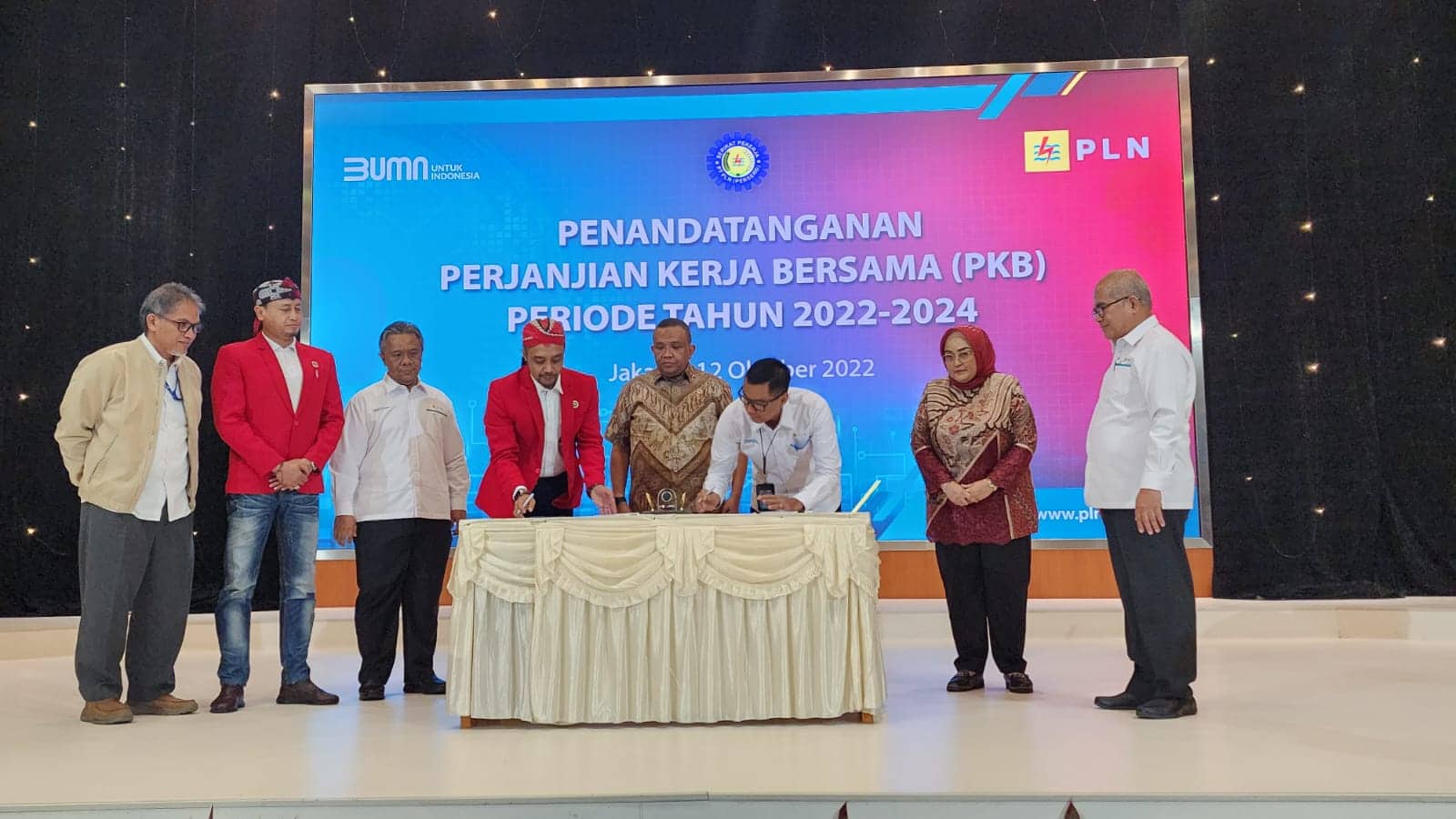 Ilustrasi berita Nasional: Setelah Menanti 10 Tahun, Manajemen dan Serikat Pekerja PLN Akhirnya Teken Perjanjian Kerja Bersama