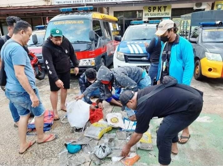 Ilustrasi berita Papua: Bawa 28 Plastik Ganja, WNA Asal Papua Nugini Ditangkap di Bambu Kuning